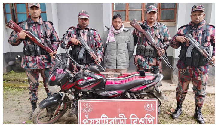 সীমান্তে দেশীয় অস্ত্রসহ সাবেক শিবির নেতা গ্রেপ্তার