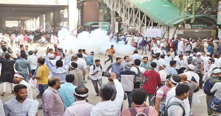 শিক্ষকদের রেখে সটকে পড়েন জামায়াতপন্থী নেতা আজিজী, পুলিশের লাঠিচার্জ, ক্ষোভে ঢাকা ছেড়েছেন অনেকেই