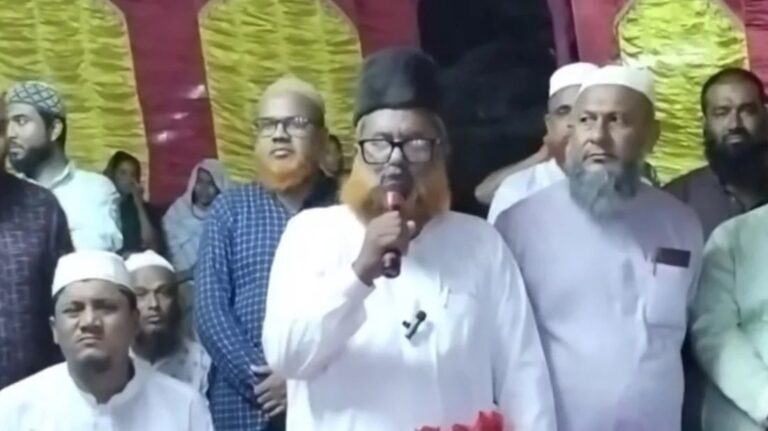 ইসলামি সংগীতের পর এবার পূজামণ্ডপে জামায়াত নেতার গীতা পাঠ