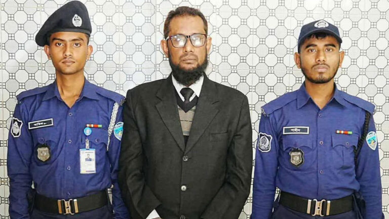 কুমিল্লায় বিদেশি পিস্তল-গুলিসহ জামায়াতপন্থী আইনজীবী আটক