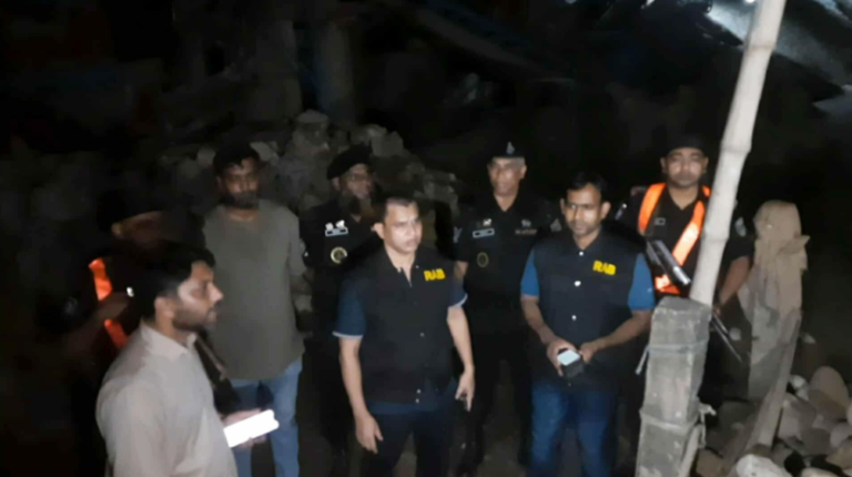 জামায়াত নেতার পাথরের গদিসহ ৭ গদি থেকে ভোলাগঞ্জের পাথর উদ্ধার