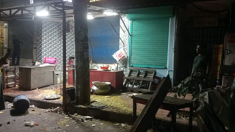 খাবার দিতে দেরি হওয়ায় রেস্তোরাঁয় হামলা, ককটেল বিস্ফোরণ