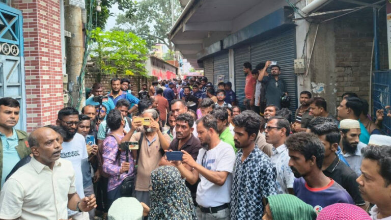 যশোরে মাদ্রাসা ‘বন্ধের হুমকি দেওয়ায়’ জামায়াত এমপির বাড়ি ঘেরাও, মহাসড়ক অবরোধ